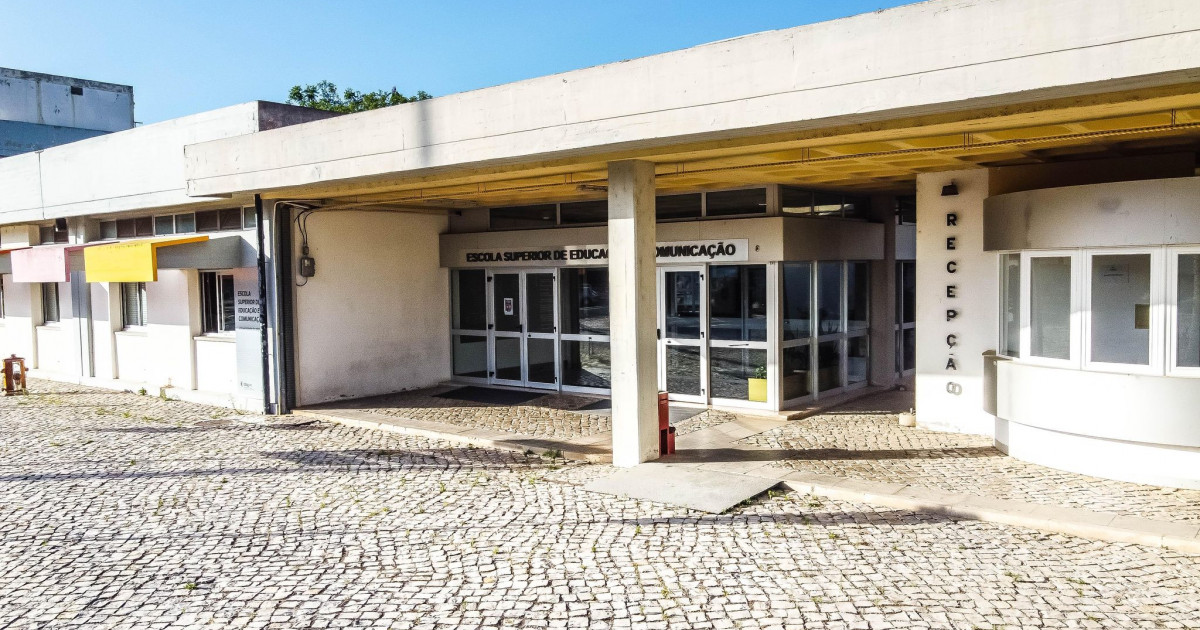 Escola Superior de Educação e Comunicação background