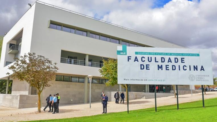 Faculdade de Medicina background